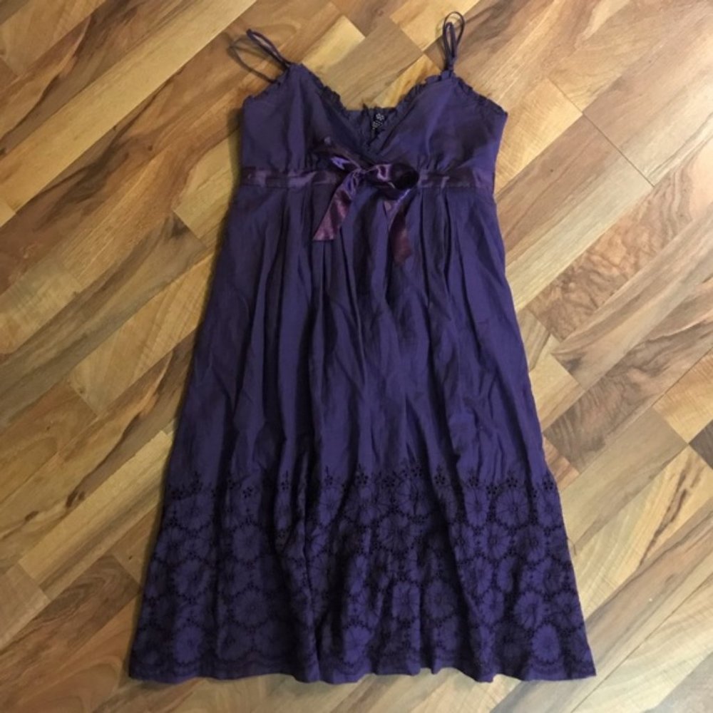 FOREVER 21 Swing Dress with cutout daisy detail. Size S